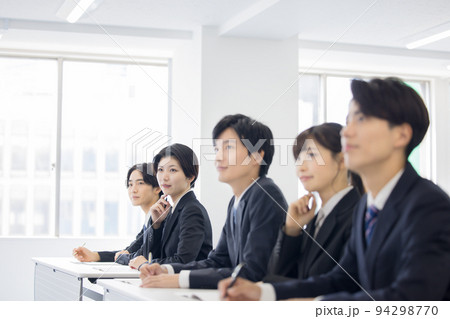 セミナー スーツを着た若い男女 セミナー スーツを着た若い男女 94298770