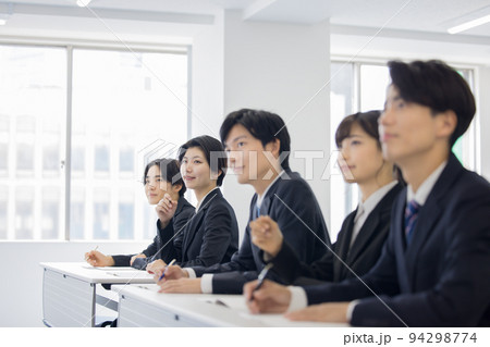 セミナー スーツを着た若い男女 セミナー スーツを着た若い男女 94298774