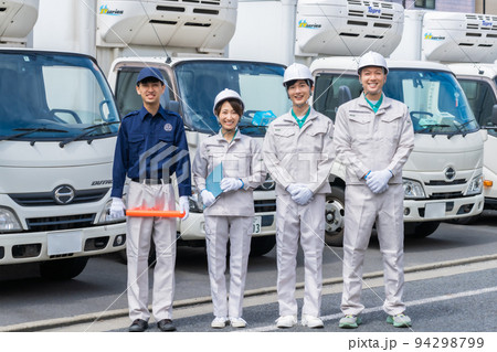 物流センターのスタッフと倉庫の安全を守る警備員 物流センターのスタッフと倉庫の安全を守る警備員 94298799