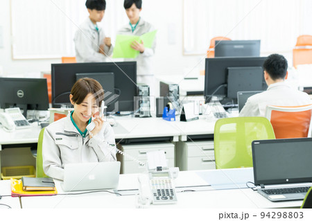 明るいオフィスで働く女性エンジニア 94298803