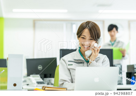 電話応対をする女性エンジニア 電話応対をする女性エンジニア 94298807