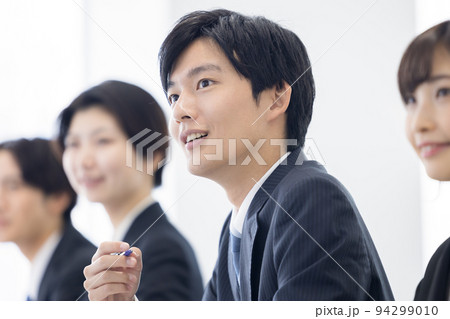 セミナー スーツを着た若い男女 セミナー スーツを着た若い男女 94299010