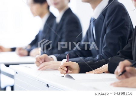 セミナー スーツを着た若い男女の手元 セミナー スーツを着た若い男女の手元 94299216