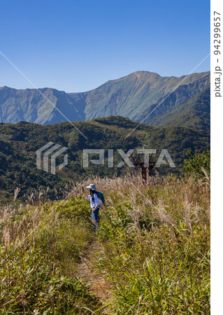 谷川岳天神平を散策する女性 谷川岳天神平を散策する女性 94299657