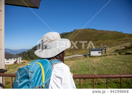 谷川岳天神平を散策する女性 谷川岳天神平を散策する女性 94299668