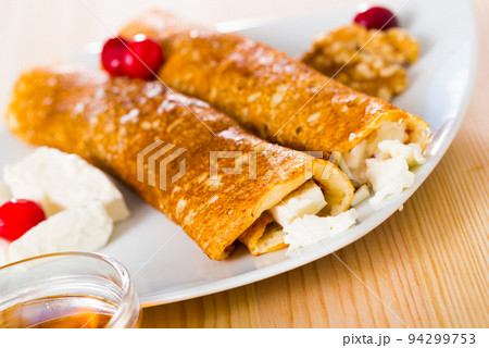Image of delicious pancakes 94299753