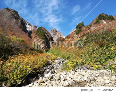 紅葉に映える雨飾山の布団菱 94300462