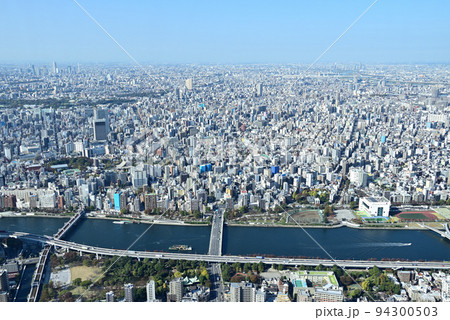 東京スカイツリーから隅田川の先に広がる台東区の街並み 94300503