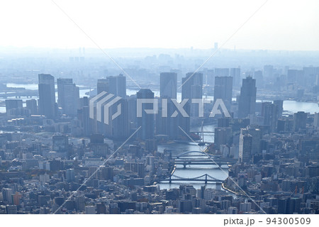 東京スカイツリーから隅田川に掛かる橋と東京ベイエリの眺め 東京スカイツリーから隅田川に掛かる橋と東京ベイエリの眺め 94300509