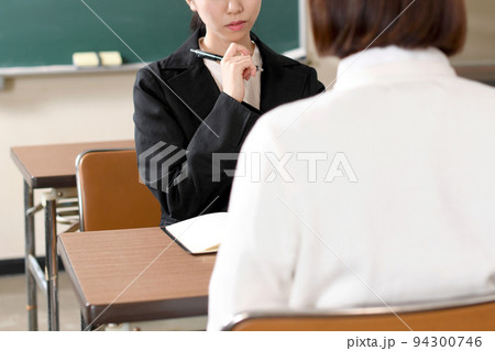 面談をする教師と学生 面談をする教師と学生 94300746