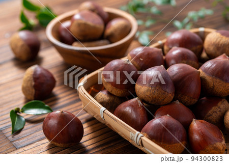 秋の味覚 栗 くり クリ 生栗 茶色の背景 秋の味覚 栗 くり クリ 生栗 茶色の背景 94300823