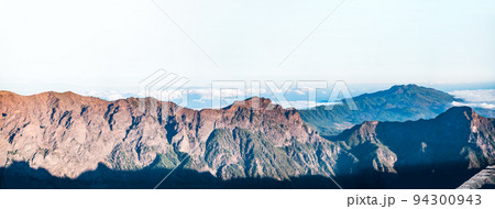 Wide panorama of Taburiente boiler under clear sky 94300943