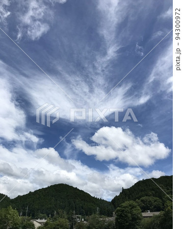 青い空、白い雲、緑の山 94300972
