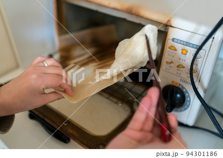 トースターでお餅を焼いたらクッキングシートにくっついてしまった 94301186