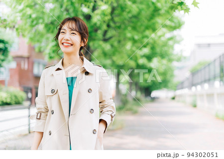 トレンチコートを着て出掛ける女性 トレンチコートを着て出掛ける女性 94302051