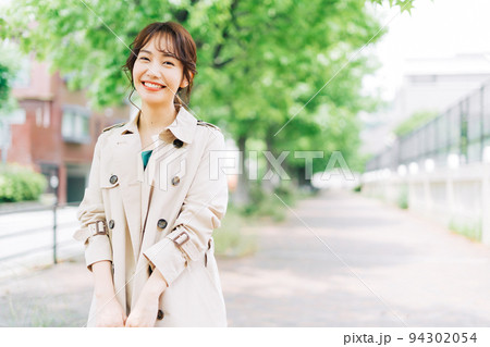 トレンチコートを着て出掛ける女性 トレンチコートを着て出掛ける女性 94302054