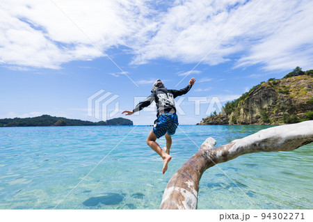 ビーチで遊ぶこども ビーチで遊ぶこども 94302271