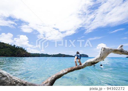 ビーチで遊ぶこども ビーチで遊ぶこども 94302272