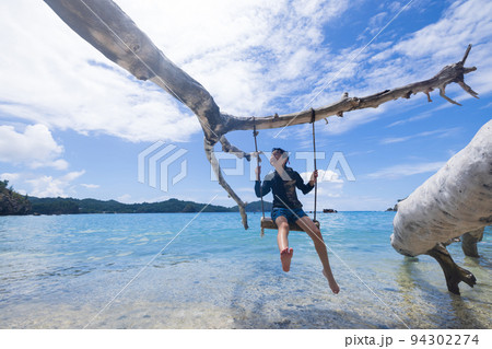 ビーチで遊ぶこども ビーチで遊ぶこども 94302274