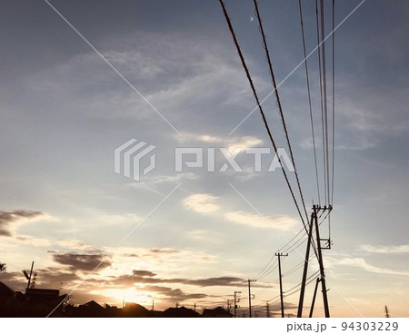 夕焼けと電線 夕焼けと電線 94303229