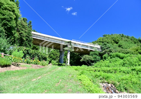荏沢川石堰堤の最下流から見上げる高速道路の橋梁部 94303569