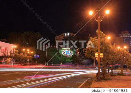 北海道釧路市 ロータリー交差点と花時計の夜景【9月】 北海道釧路市 ロータリー交差点と花時計の夜景【9月】 94304981