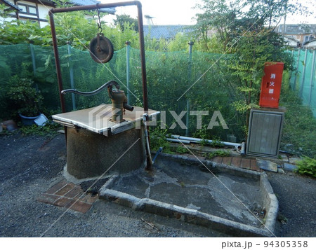 裏路地にある井戸 94305358