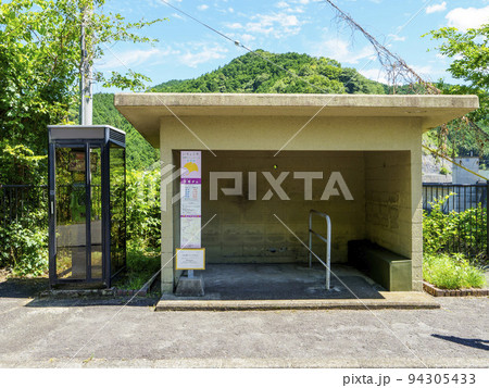 天理ダムのバス停と電話ボックス 94305433