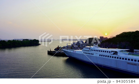 郷ノ浦大橋から見た壱岐の郷ノ浦港の夕焼け 94305584