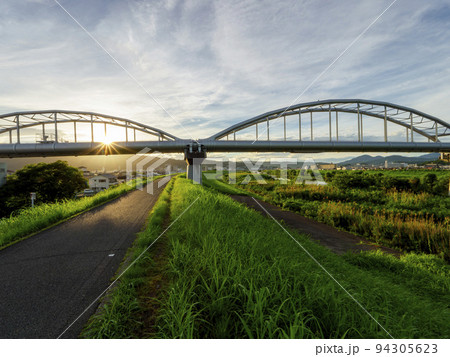 早朝の大和川河川敷と水道管橋 94305623