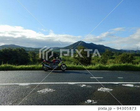 雨上がり　バイクのある風景 94305873