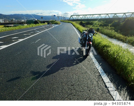 雨上がり　バイクのある風景 94305874