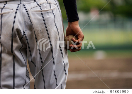 ボールを握る高校球児 ボールを握る高校球児 94305999