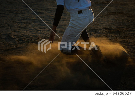 野球のスライディング 94306027