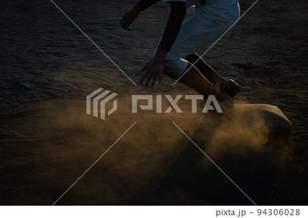 野球のスライディング練習 94306028