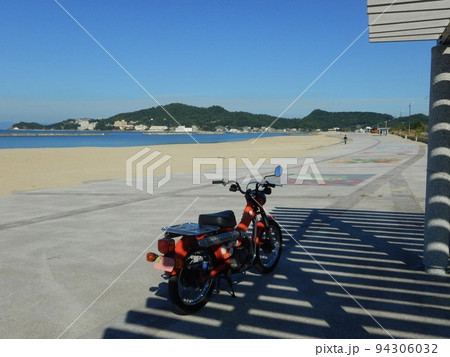 とある海辺にて　ハンターカブと 94306032