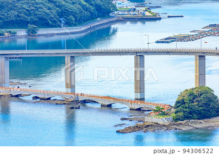 夏の風の見える丘公園から見た弁天遊歩橋　佐賀県唐津市 94306522