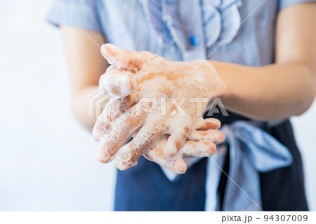 手を洗う女性 手を洗う女性 94307009