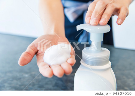 手を洗う女性 手を洗う女性 94307010