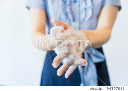 手を洗う女性 94307011