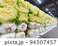 青果市場に並ぶたくさんの山東菜 94307457