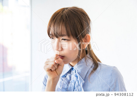 せきをする女性 せきをする女性 94308112