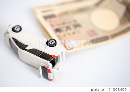 壊れた車とお金のイメージ 94308496