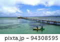 桟橋とカヤック 94308595