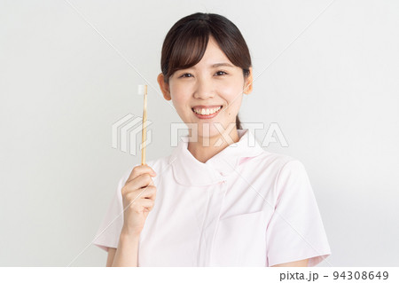 歯ブラシを持つ歯科衛生士のイメージ 94308649