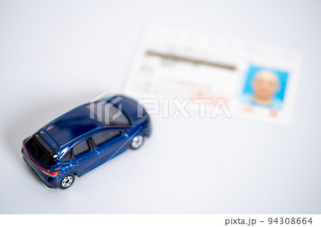 ミニカーと運転免許証 94308664