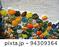 カラフルな装飾 94309364
