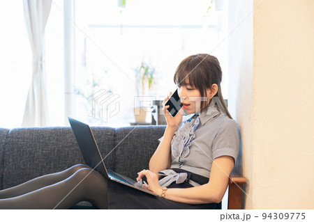 リモートワークをする女性 リモートワークをする女性 94309775