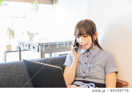 リモートワークをする女性 リモートワークをする女性 94309776