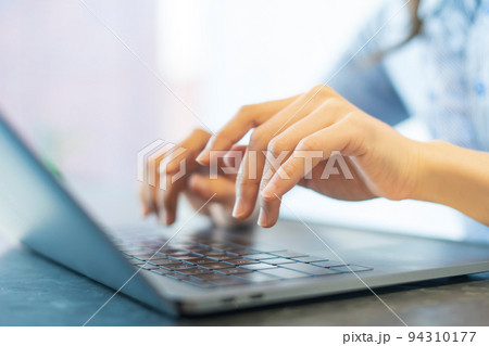 ノートパソコンで仕事をする女性の手元 94310177